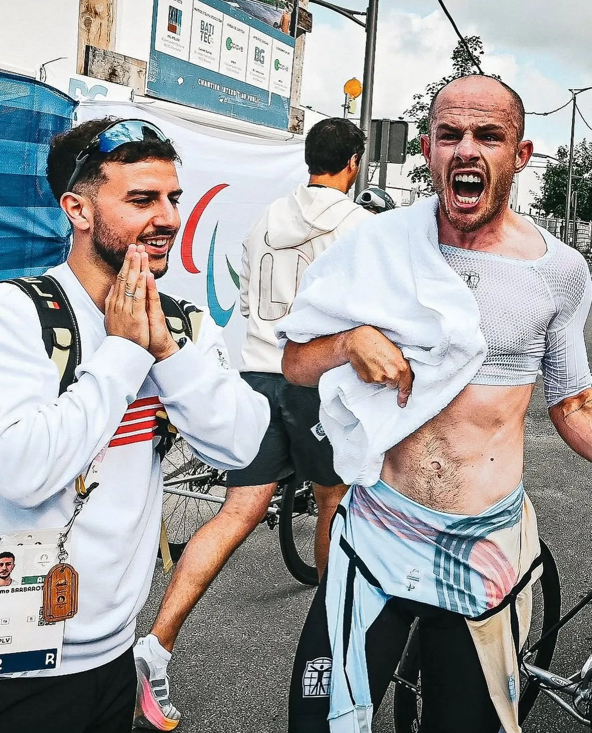 Joie partagée avec un athlète après sa course à Paris 2024