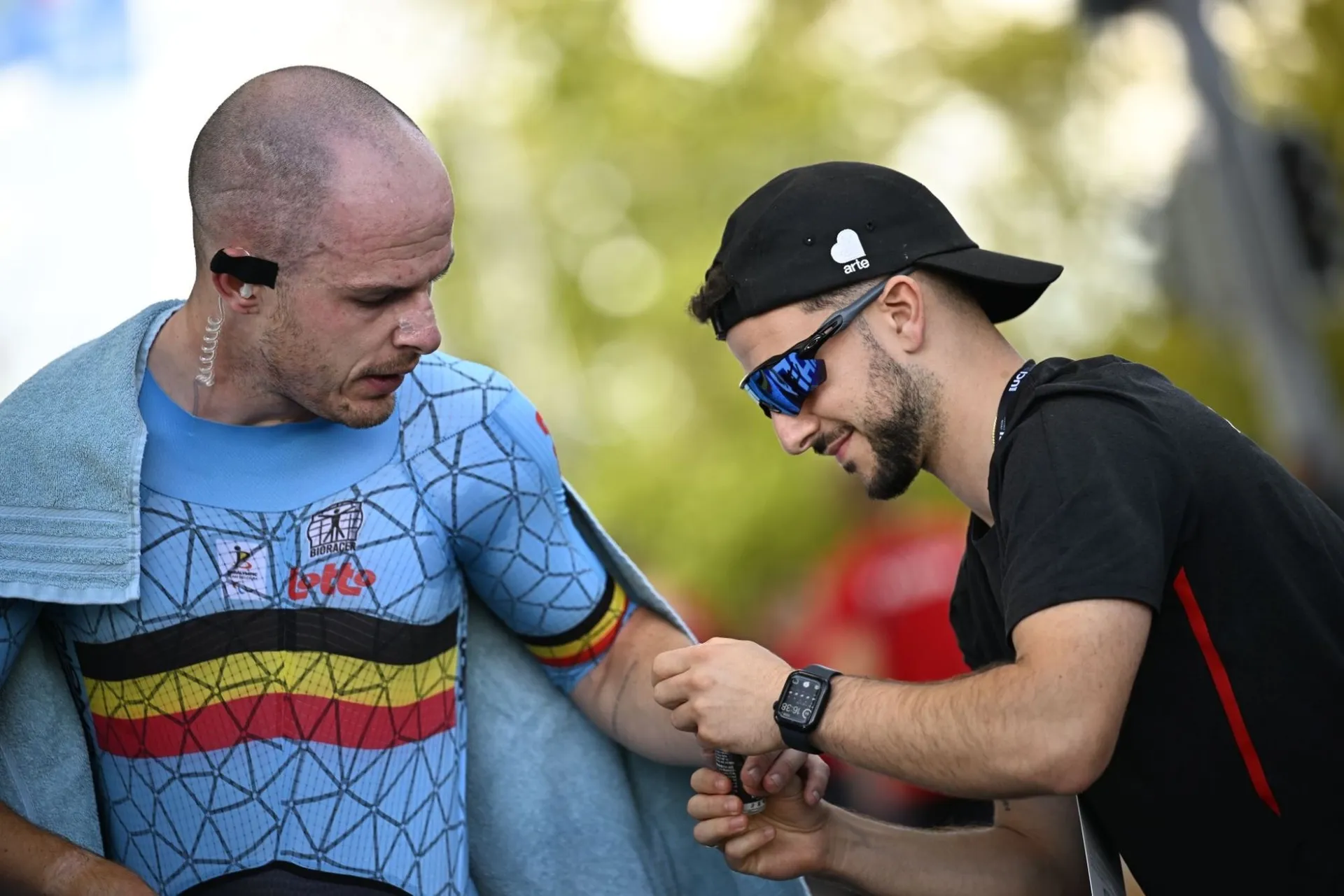 Soins à un para-cycliste belge après sa course