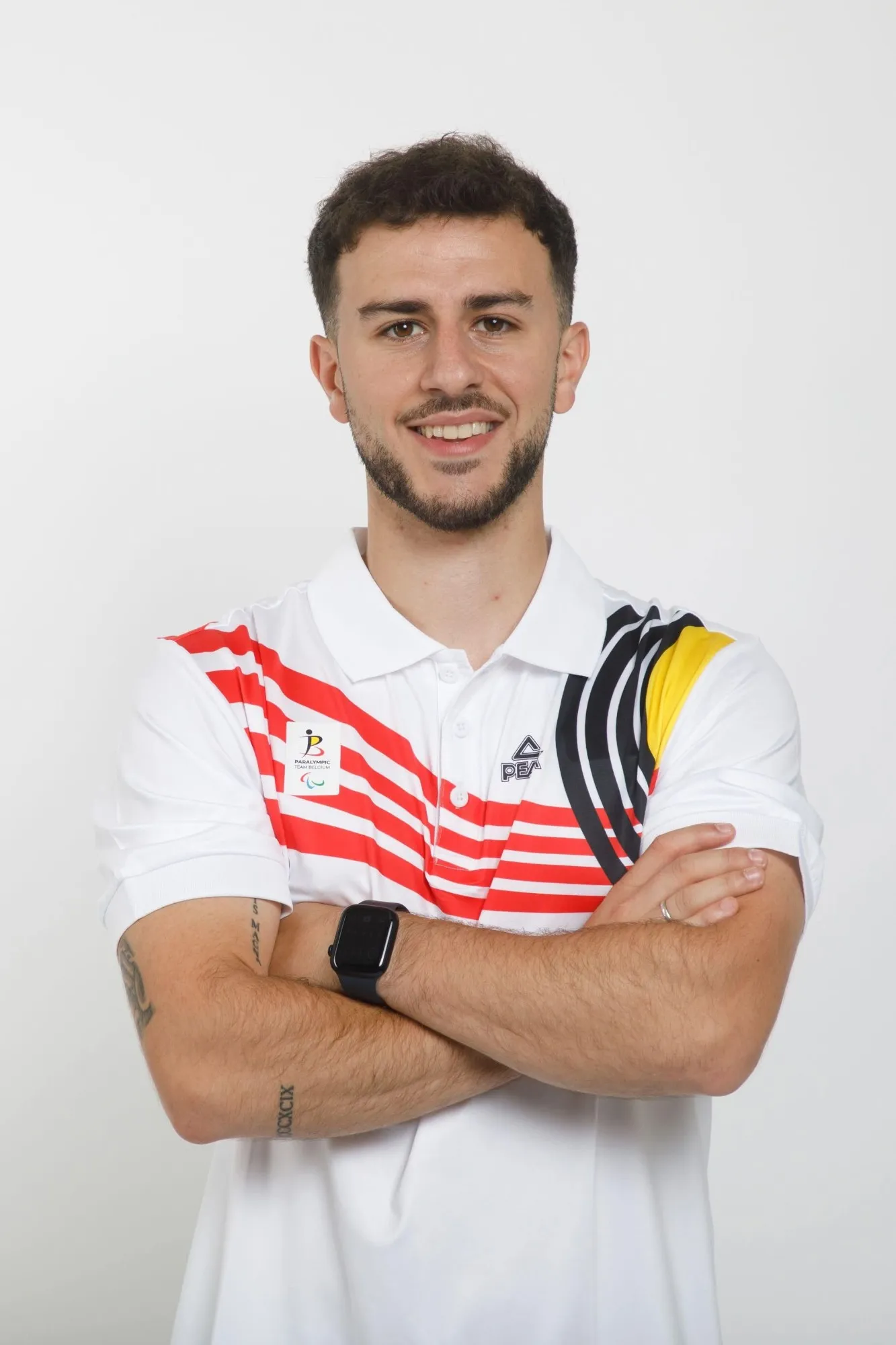 Portrait de Maxime Barbarotto en tenue de l'équipe paralympique belge